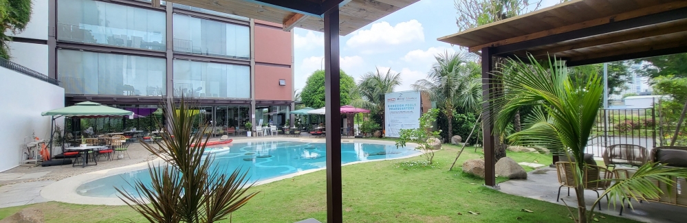 Sân vườn hồ bơi nhỏ của quán cà phê Barbaro